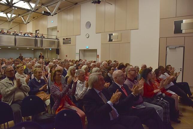 Bei der Vernissage gab es viel Applaus für die Musik von Antonia Miller, den Vortrag von Roland Doschka und die Präsentation von ...