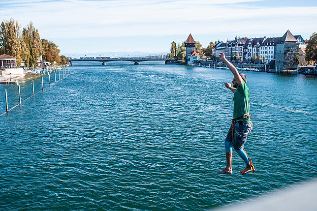 Bild 4: Der Seiltänzer vom Seerhein: Er balanciert in acht Metern Höhe über das Wasser