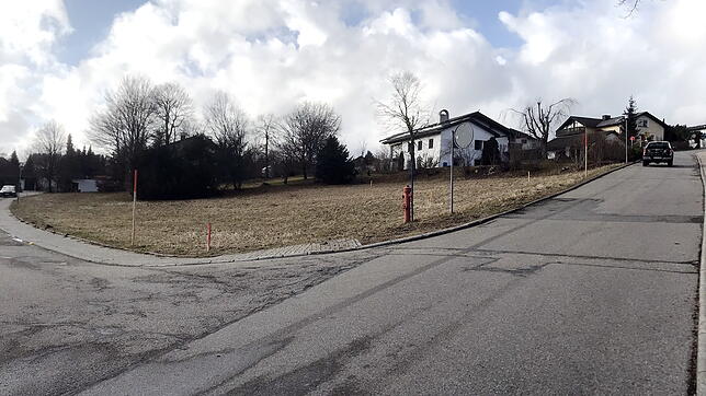Das Baugrundstück mit den Markierungen für das Gebäude und den Carport im Verlauf der Panoramastraße und der Einmündung der Prof. ...