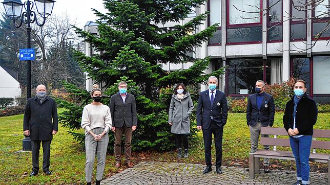 Die verantwortlichen Akteure der Weihnachtswunschaktion haben sich auch dieses Jahr wieder im Rathaus Lauchringen zur Vorbereitung und ...