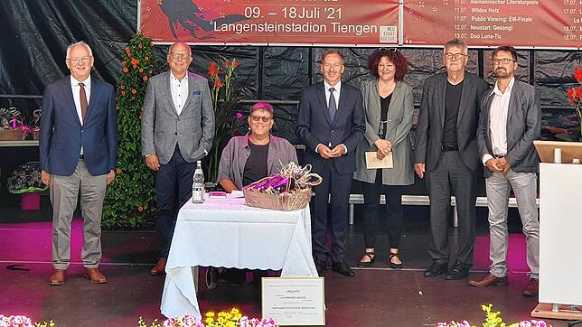 Strahlende Gesichter bei der feierlichen Verleihung des Alemannischen Literaturpreises 2020 (von links) im Langensteinstadion in ...
