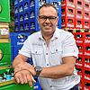Timo Strasser auf dem Hof seiner Getränkehandlung vor Bierkisten mit leeren Pfandflaschen. Bisher hatte er keine Schwierigkeiten, in ...