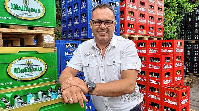 Timo Strasser auf dem Hof seiner Getränkehandlung vor Bierkisten mit leeren Pfandflaschen. Bisher hatte er keine Schwierigkeiten, in ...