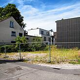 2,2 Hektar, überwiegend bereits bebaut, rund 60 Wohnungen geplant, zu 82 Prozent im Privatbesitz. Bisher nur zu 10 Prozent umgesetzt, ...