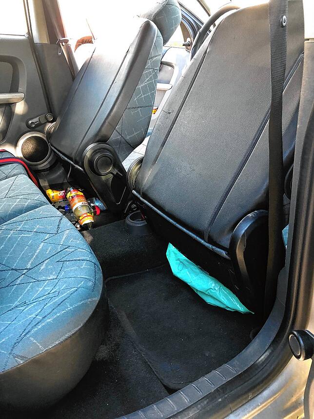Das Kokain ist in zwei Paketen unter Fahrer- und Beifahrersitz „versteckt“.