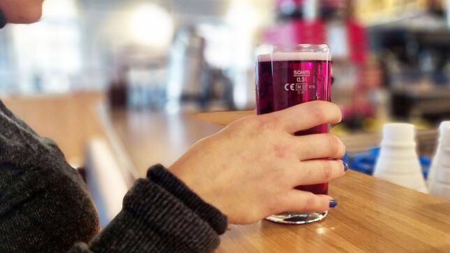 Gefahr beim Feiern: Plötzlich ist mehr als nur das Getränk im Glas (Symbolbild).