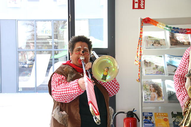 Bild 21: Narren besuchen an Rosenmontag die SÜDKURIER-Redaktion (Teil 1)