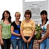 26. Juni 2009: Die Realschülerinnen Johanna Kaiser (von links), Lisa Barbon, Julia Straub und Kristin Bruder freuen sich, dass die von ...