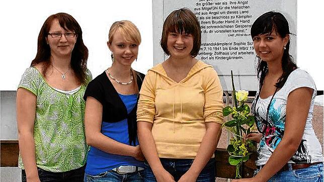 26. Juni 2009: Die Realschülerinnen Johanna Kaiser (von links), Lisa Barbon, Julia Straub und Kristin Bruder freuen sich, dass die von ...