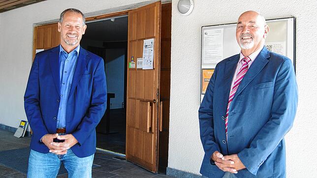 Eric Nehls (links) und Lutz Jacobi freuten sich über eine konstruktive Gemeindeversammlung in der Wehrer Friedenskirche.