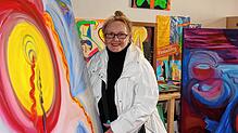 Die Künstlerin und Heilpraktikerin Eva Eugenie Reddehase muss ihr Atelier räumen: Ihre Bilder in Öl, Acryl oder Pigmentfarben möchte sie ...