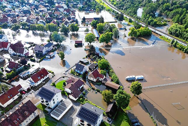 Teile von Reichertshofen in Bayern sind vom Wasser überflutet.