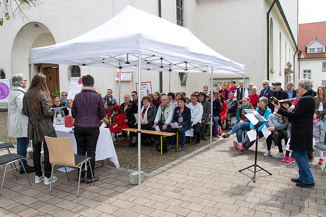 Rund 60 Unterstützerinnen und Unterstützer des Kirchenstreiks nahmen am Sonntag an dem Wortgottesdienst vor der Kirche in ...