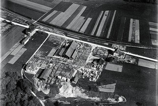 Diese Luftaufnahme vom Mai 1925 zeigt die Dampfsäge Laufenburg. Vorne links ist die Fabrikantenvilla zu erkennen.