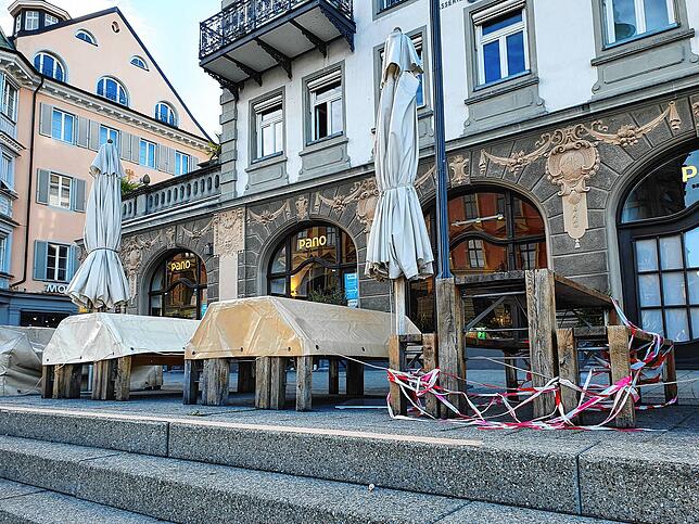 Bild 2: Eine unsichtbare Linie macht den großen Unterschied: Grillparty und Sorgenfreiheit in der Schweiz, Abstand und Kleingruppen in Deutschland. Hielten sich die Konstanzer dennoch an die Corona-Regeln?