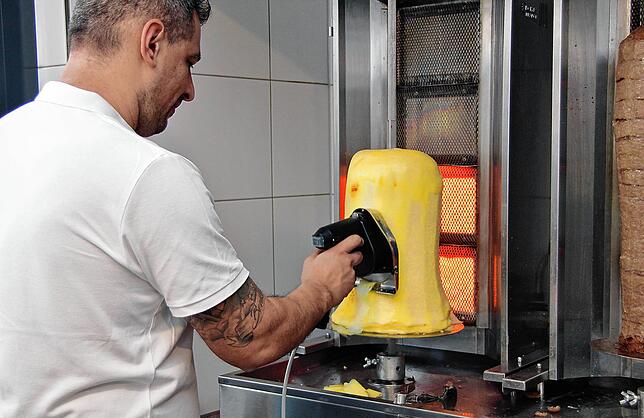 Zubereitet wird der „Cheebab“ genau wie ein Original-Kebap mit Fleischfüllung. Die Besonderheit beim Kebap-Käse ist: Er ...