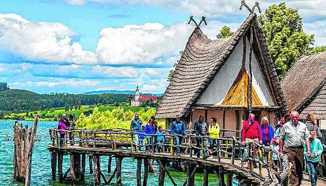 In den Pfahlbauten in Unteruhldingen wird mithilfe von Ausgrabungen und experimenteller Archäologie versunkenes Weltkulturerbe sichtbar ...