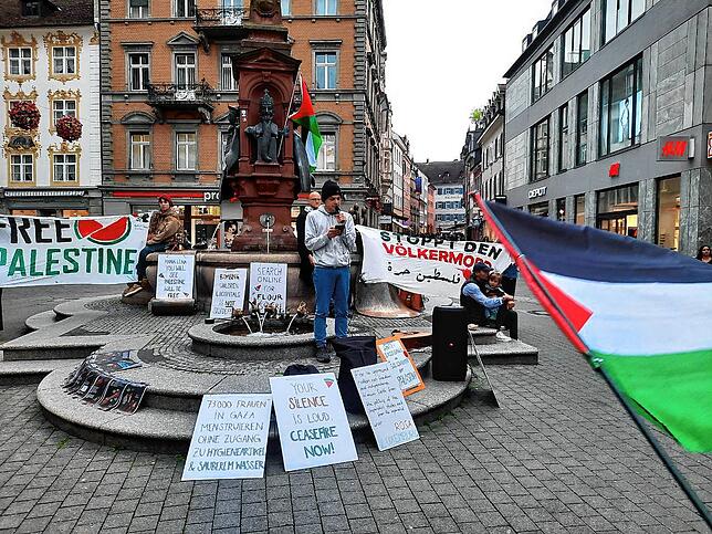 Vertreter der Initiative „Rettet Gaza“ bei einer Spontan-Demo im Mai 2024 auf der Marktstätte in Konstanz.