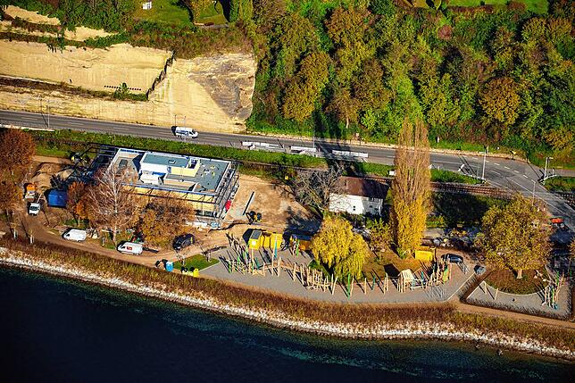 Das neue Gastrogebäude auf dem Landesgartenschaugelände. Für Besucher derzeit noch gesperrt, ist aus der Luft erkennbar, dass es konkret ...