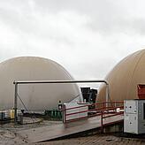 Die Feuerwehr konnte durch eine Riegelstellung ein Übergreifen des Brandes auf die Biogasanlage des Hofs verhindern.
