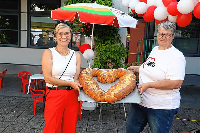 Anett Gollent und Gabriele Weschenfelder (von links) präsentieren den besonderen Hefezopf, den die Bäckerei Stadelhofer für das ...