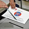 Eine Wählerin steckt den Stimmzettel in die Wahlurne in einem Erfurter Wahllokal.