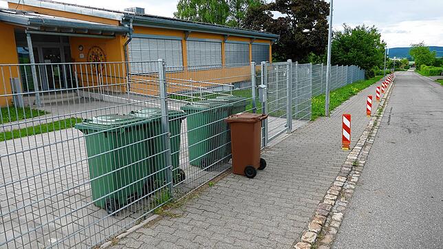 Der Gehweg vor der Kita St. Georg wird in den Ferien verbreitert. Foto: Rainer Bombardi