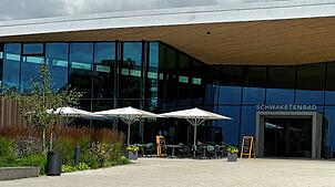 (Archivbild von Juli 2024) Neben Sport und Entspannung im Konstanzer Bad kann auch im dazugehörenden Restaurant gespeist werden. Doch ...