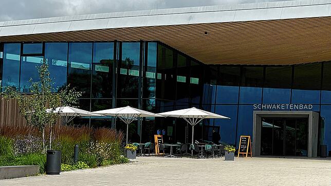 (Archivbild von Juli 2024) Neben Sport und Entspannung im Konstanzer Bad kann auch im dazugehörenden Restaurant gespeist werden. Doch ...