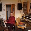 Das Studio in seiner Wohnung in der Cherisy Kaserne: Paul Amrod sitzt an einem Klavier, das schon bessere Tage erlebt hat. "Aber es ...