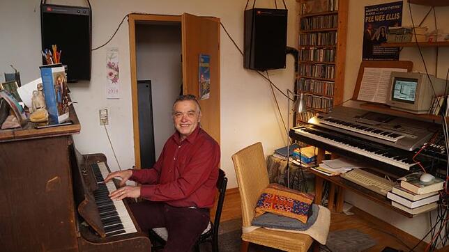 Das Studio in seiner Wohnung in der Cherisy Kaserne: Paul Amrod sitzt an einem Klavier, das schon bessere Tage erlebt hat. "Aber es ...
