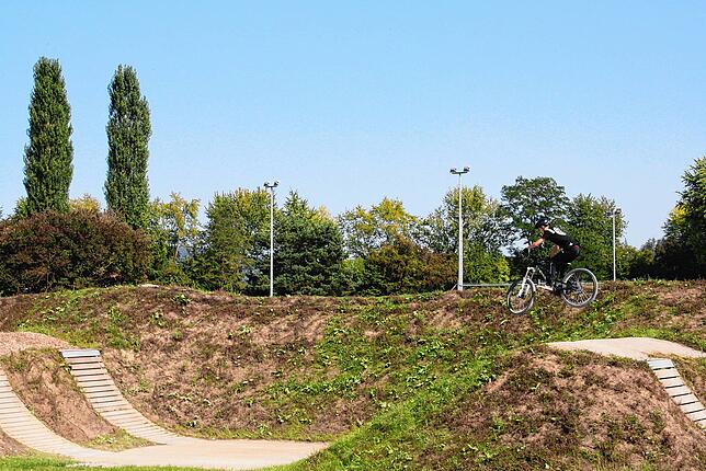 Eine Luftpirouette mit dem Mountainbike auf der Pumptrackstrecke.