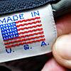 Made in U.S.A.-Etikett an einem Kleidungsstück. Wenige Volkswirtschaften sind so eng miteinander verflochten wie Deutschland und die USA.