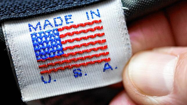 Made in U.S.A.-Etikett an einem Kleidungsstück. Wenige Volkswirtschaften sind so eng miteinander verflochten wie Deutschland und die USA.