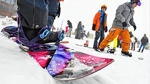 Snowboardanfänger probieren auf dem Feldberg erste Schwünge. Im Winter 2022/23 könnte es Einschnitte geben.