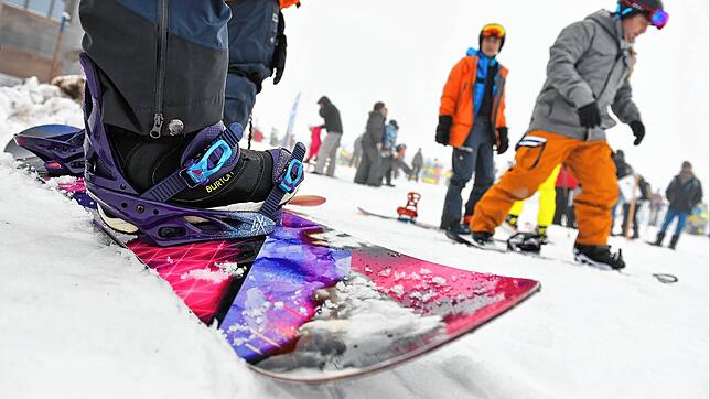 Snowboardanfänger probieren auf dem Feldberg erste Schwünge. Im Winter 2022/23 könnte es Einschnitte geben.