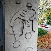 Der Eingangsbereich des ehemaligen Notariats in der Untertorstraße: Das Relief soll Archimedes beim Kreise zeichnen zeigen, es stammt ...