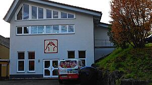 Die Ringerhalle vom Kraftsportverein Tennenbronn ist mit dem nebenstehenden Gebäude verbunden. Es wird wohl eine architektonische Lösung ...