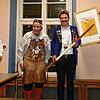 Bürgermeister Holger Mayer (Zweiter von rechts) erhält Urkunde und Ehrengerstensafter-Stab umgeben von (von links) John Weber, Walter ...