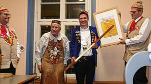 Bürgermeister Holger Mayer (Zweiter von rechts) erhält Urkunde und Ehrengerstensafter-Stab umgeben von (von links) John Weber, Walter ...
