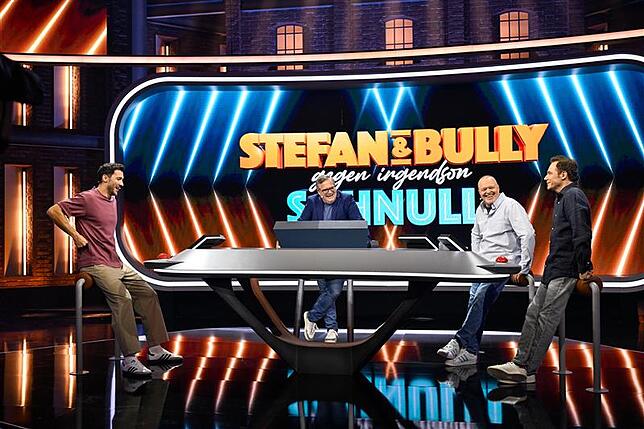Eine von RTL zur Verfügung gestellte Aufnahme aus einer früheren Folge zeigt Kandidat Marc (von links), Moderator Elton, Stefan Raab und ...