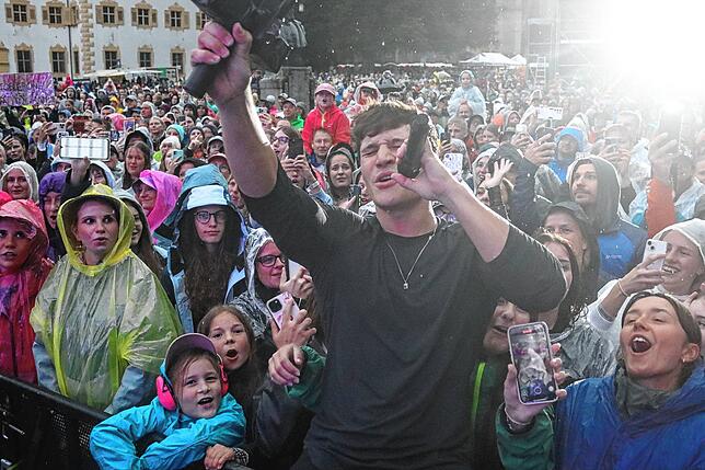Bild 5: Wincent Weiss singt vor 4500 Besuchern im Regen