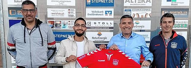 Kommt vom VfR Bad Bellingen: Arjanit Berisha (Zweiter von links) hat dem FV Lörrach-Brombach für die Saison 2022/23 zugesagt. Die neuen ...