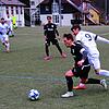 Der FC Schonach (schwarze Trikots) gewann das Lokalderby in Triberg mit 3:0.