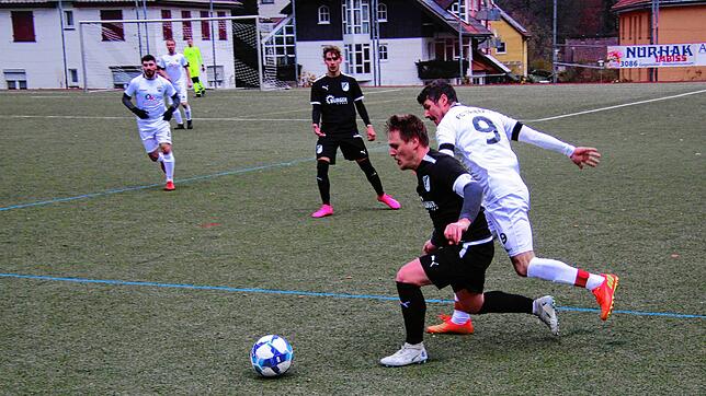 Der FC Schonach (schwarze Trikots) gewann das Lokalderby in Triberg mit 3:0.