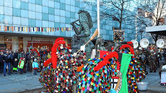 (Archivbild) Die Konstanzer Blätzlebuebe laden am Sonntag, 7. Januar, erneut zur Brunnenputzete auf dem Konstanzer Augustinerplatz ein. ...