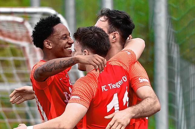 Weggefährten: Mit Nori Dylan Bächle (links) spielte Maximilian Häring bereits in der D-Jugend des FC Tiengen 08 und wechselte mit ihm ...