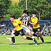 Villingens Neuzugang Flavio Santoro (Mitte) im Zweikampf mit den Gutmadingern Lukas Riedmüller (links) und Justin Reiser, der den ...
