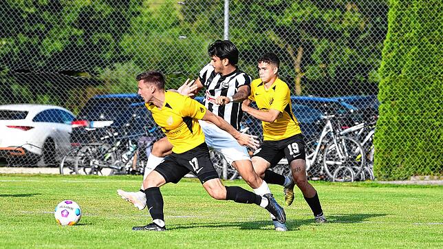 Villingens Neuzugang Flavio Santoro (Mitte) im Zweikampf mit den Gutmadingern Lukas Riedmüller (links) und Justin Reiser, der den ...