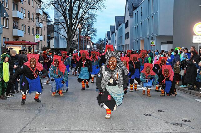 Bild 4: In Petershausen steht der Narrenbaum! Alle Fotos vom Freitagabend